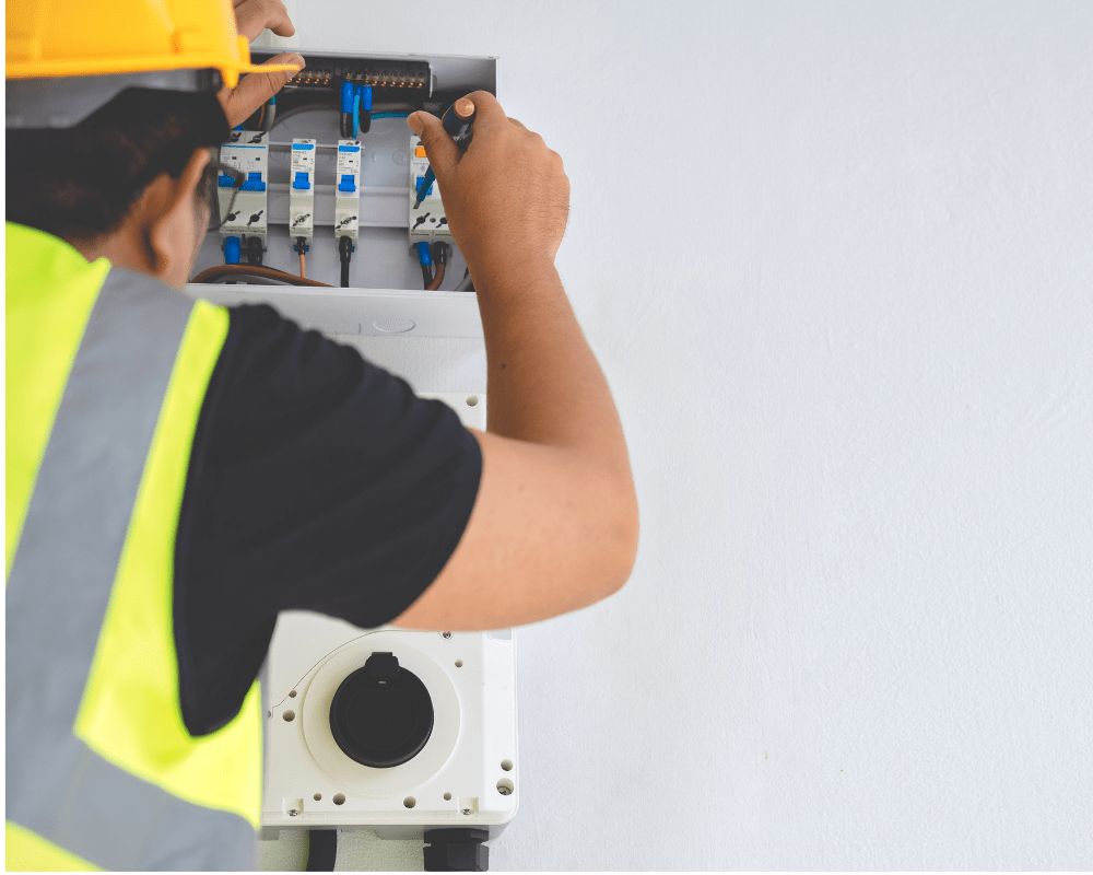 Tecnico durante installazione di impianto