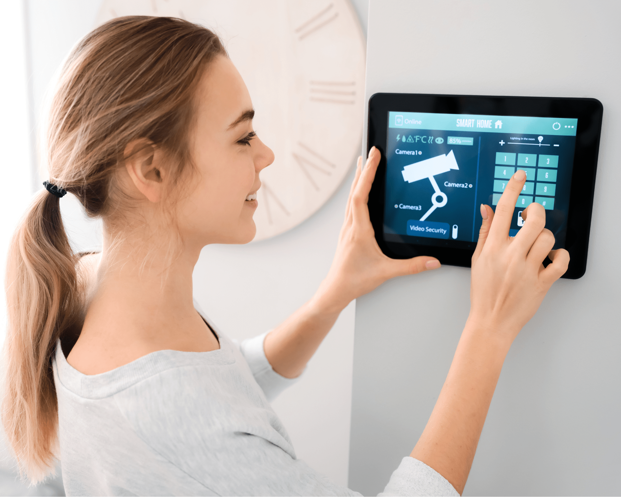 Donna che controlla un impianto smart home da pannello touch